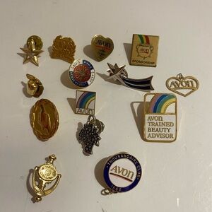 14 Vintage Avon Pins (IT)